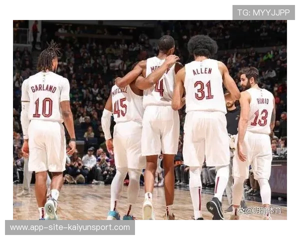 米切尔底角追身三分命中,骑士队内欢腾