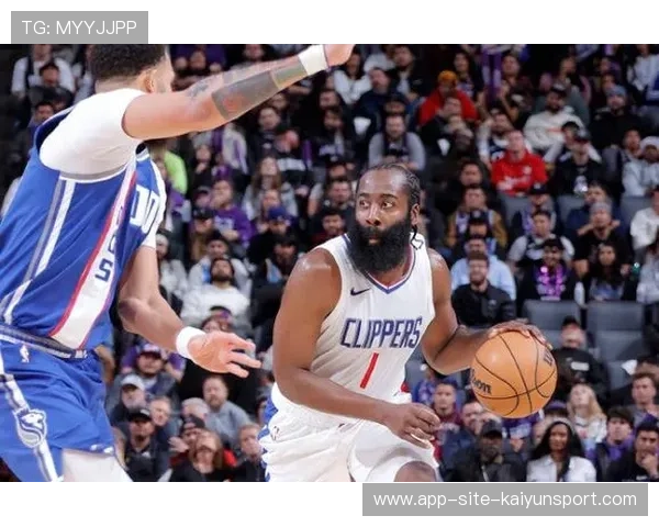 哈登关键时刻表现突出,快船稳住领先优势 哈登关键时刻表现突出,快船稳住领先优势