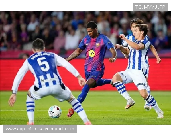 拉什福德外线传中制造混乱进球