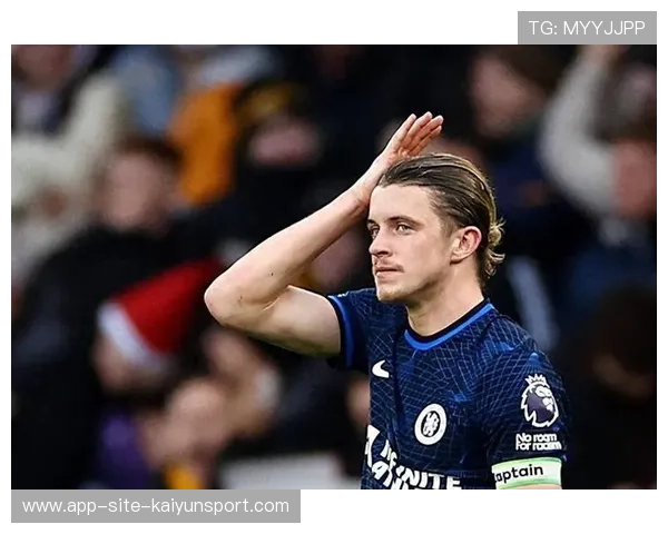 切尔西反复利用弱侧制造空档，加拉格尔频繁前插